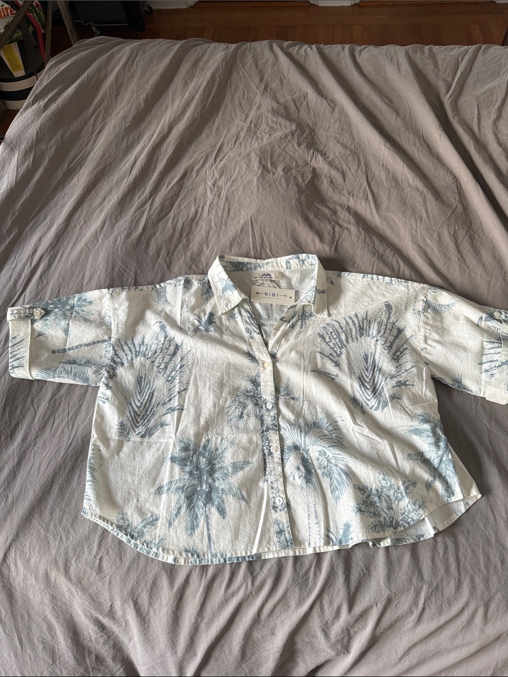 Women’s Nibi-mtk cropped White & Light Blue Palm-Print Button-Up Shirt